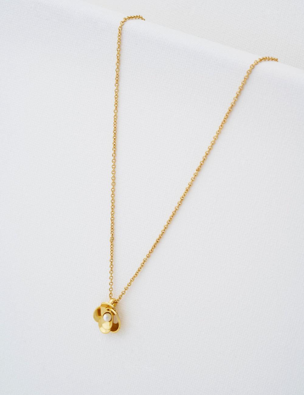 Women Ted Baker FLORA - Pearl Detail Flower Pendant Necklaces Gold | KSA  8469-ZWMAU