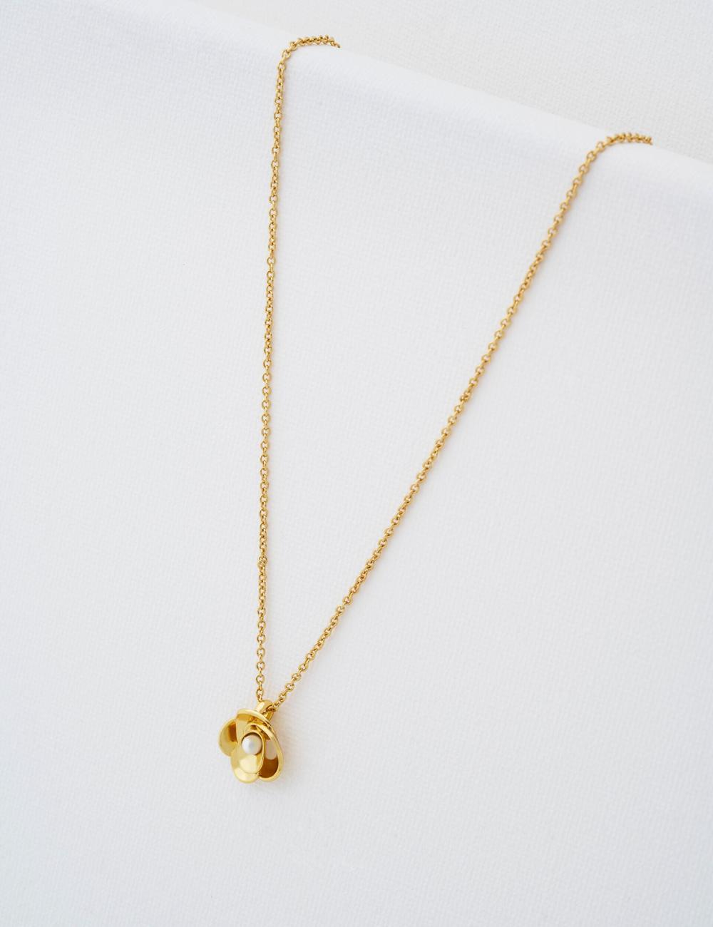 Women Ted Baker FLORA - Pearl Detail Flower Pendant Necklaces Gold | KSA  8469-ZWMAU