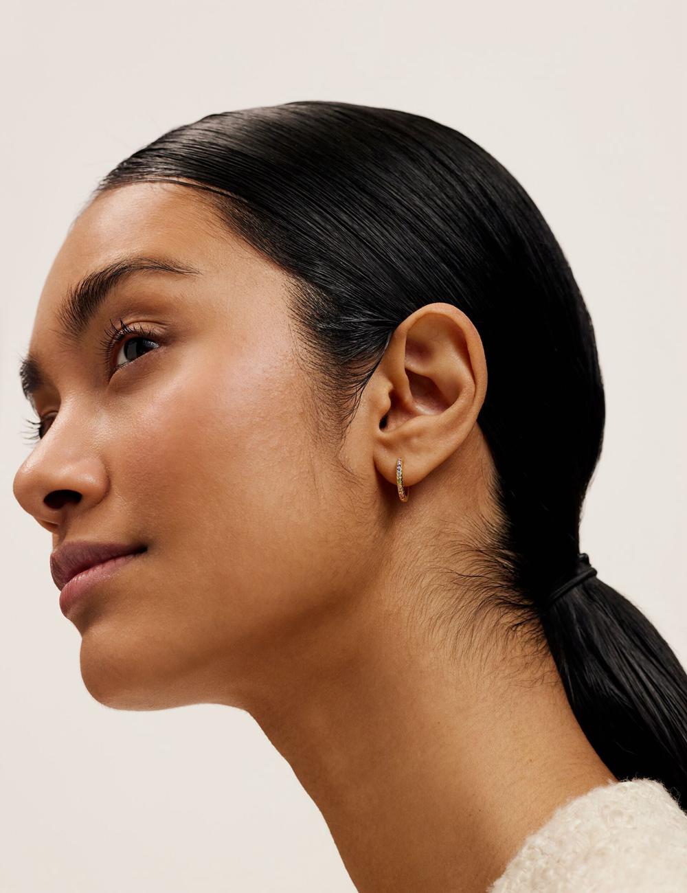 Women Ted Baker HEPLIE - Crystal Huggie Hoop Earrings Multicol | KSA  7630-SFOWE